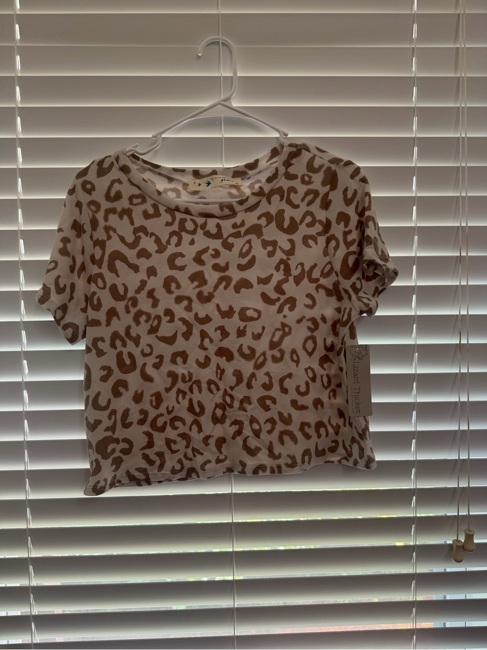 Lizard Thicket Leopard-Print Crop Top in White & Tan